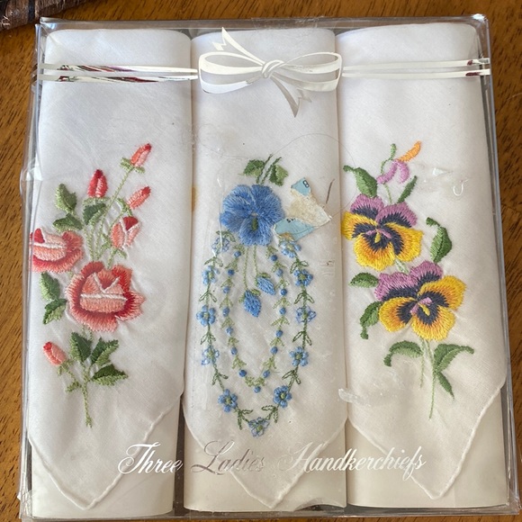 Vintage Ladies Handkerchief’s new in box. 2 boxes. 3 handkerchief’s each box. - Picture 3 of 6
